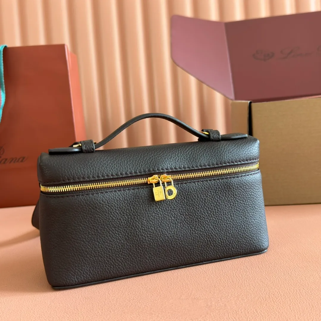 p1160💋💋💋【Original leather configuration counter complete set of packaging】 𝐋𝐨𝐫𝐨 𝐏𝐢𝐚𝐧@ Extra pocket L19 series handbag/crossbody bag, all steel, the most comfortable life is the undefined life, just like loro The material design of pian@ does not require complicated design styles. The simple and soft outline is elegant and durable, like an exquisite cosmetic case, which perfectly balances appearance and functionality. The leather is delicate and feels as soft as butter. The small bag has a large capacity. It is not only portable with a thin shoulder strap, but can also be worn cross-body. Sisters who have a special liking for minimalist style can buy it. It is simple and versatile. The simpler, the more different. Stars and Instagram celebrities are all planting it. There are two sizes of 19 cm and 27 cm. One is exquisite and casual, and the other is elegant and grand. Size: Small: length 19×width 7×height 12cm (
